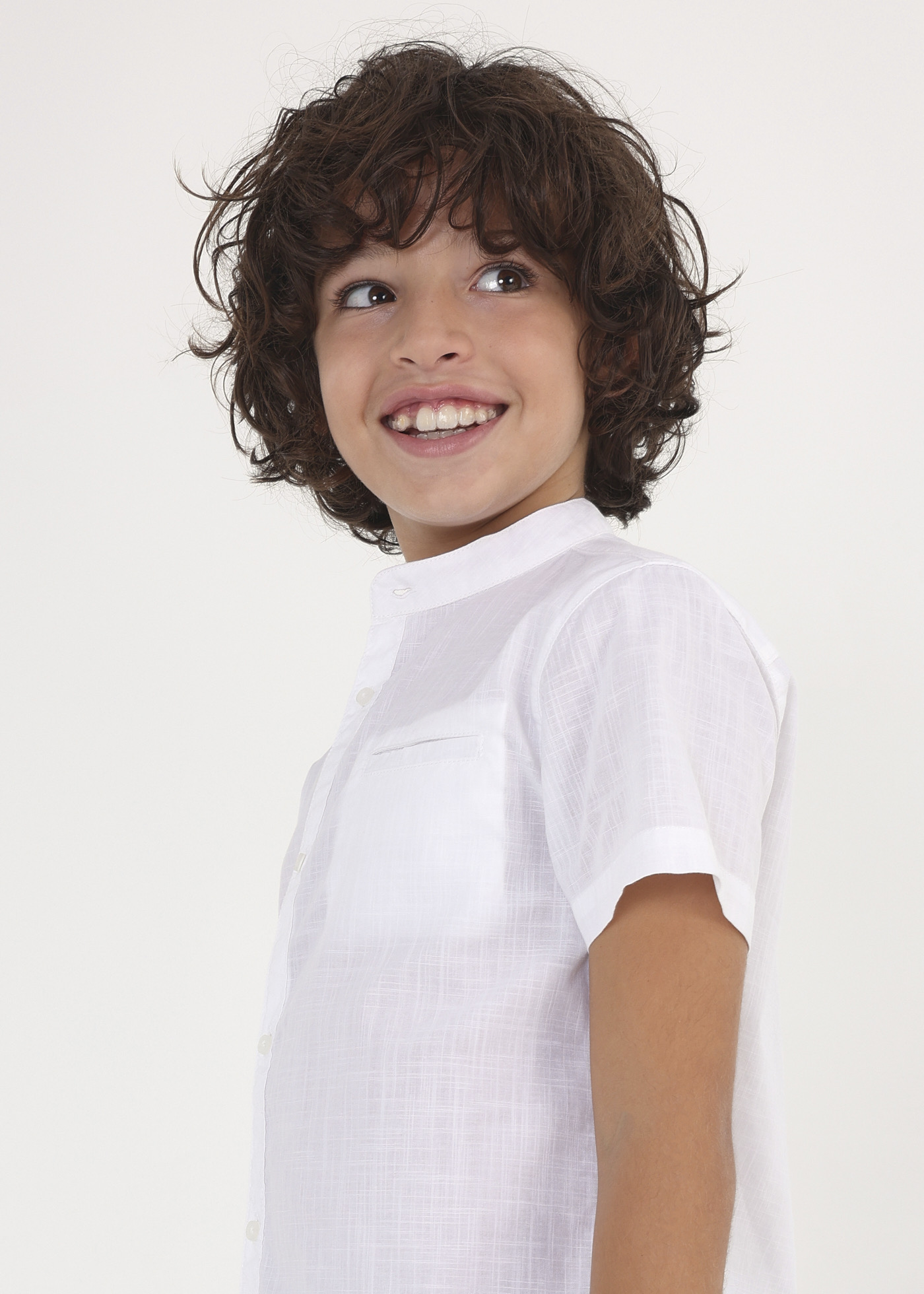 Camisa de algodão sustentável com gola mandarim para meninos