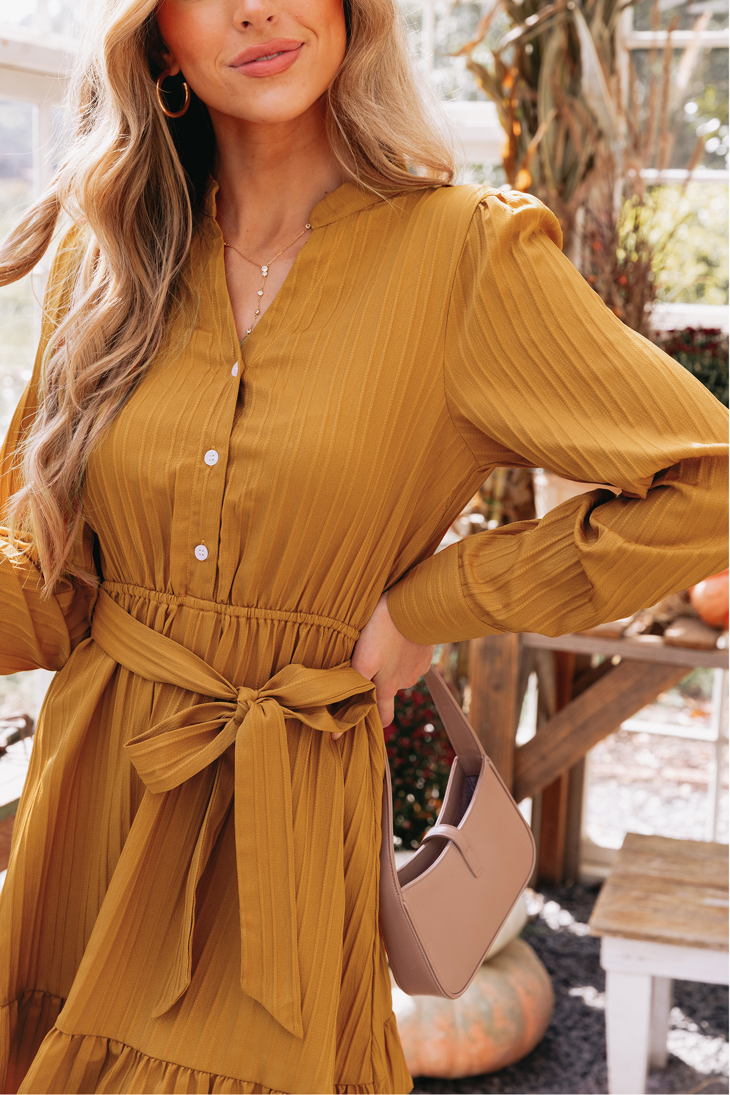 Robe à manches longues et volants avec ceinture