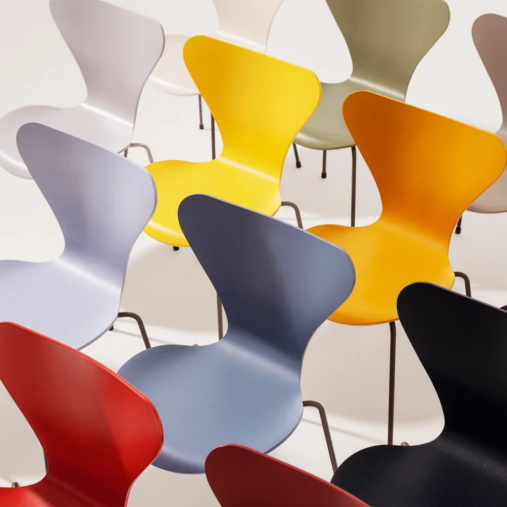 Fritz Hansen - Serie 7 Stuhl, schwarz / Esche weiss gefärbt