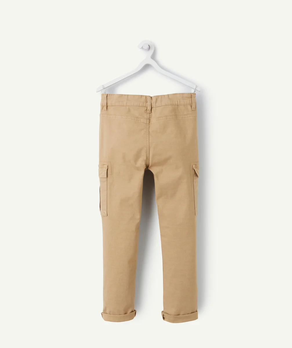 pantalon slim garçon beige avec poches style cargo