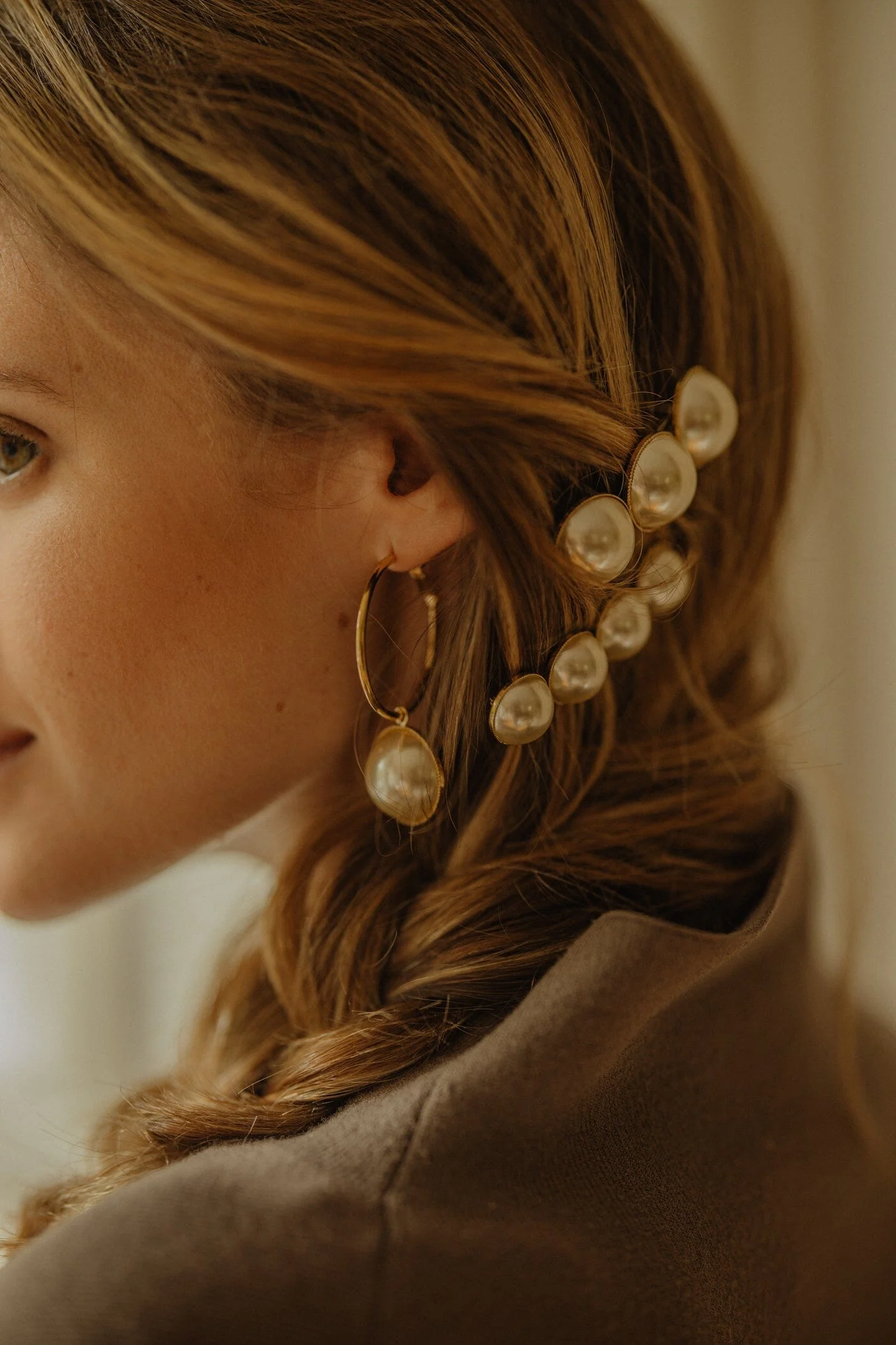 NÉLYA - Petites boucles d'oreilles créoles perles plaqué argent | Doré
