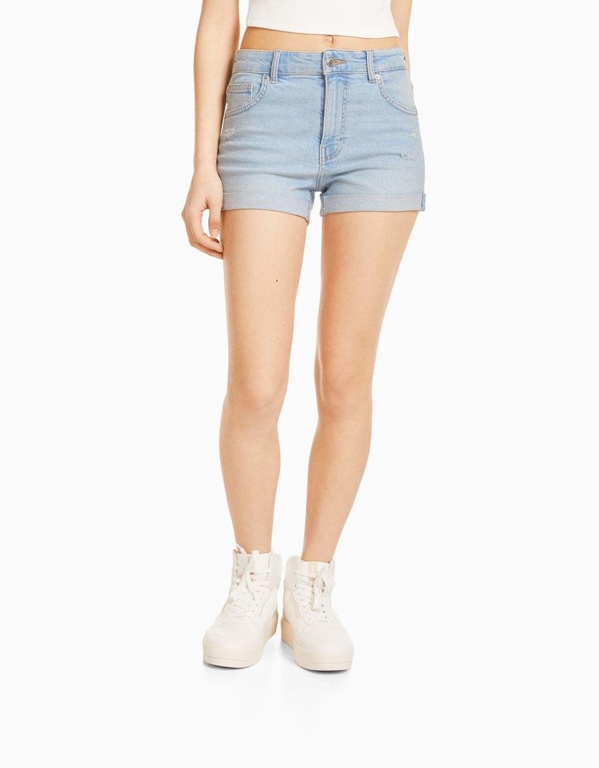 Shorts jeans com a barra dobrada