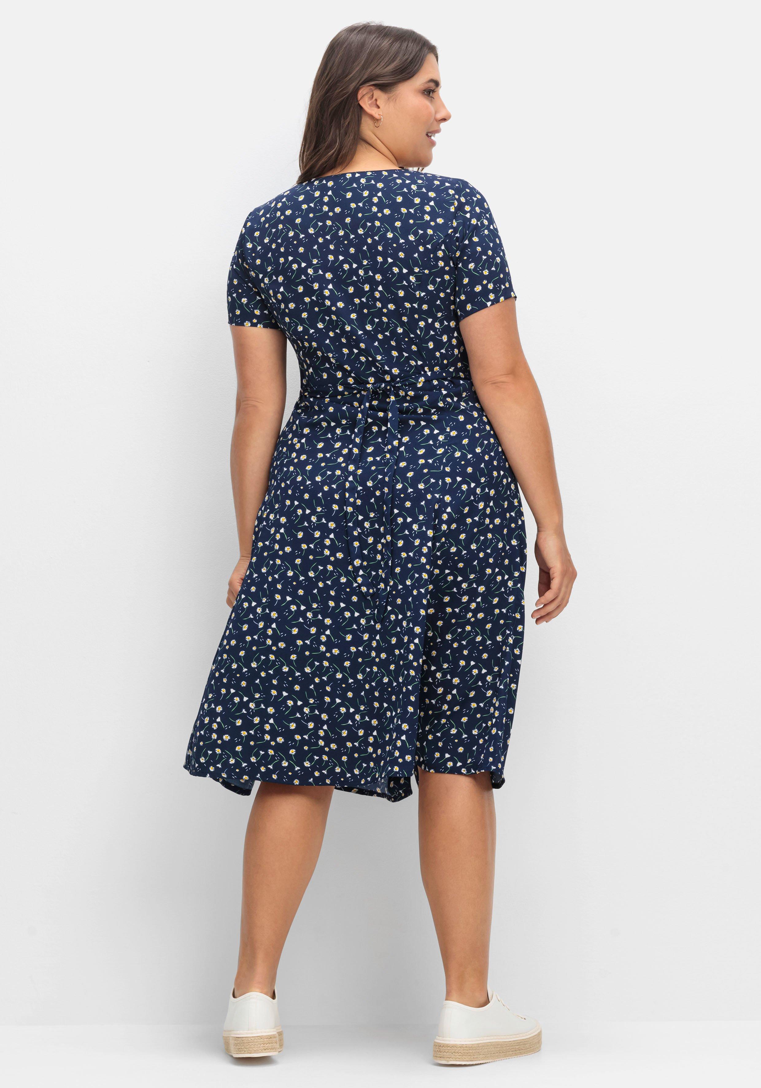 Kleid aus Crêpe, mit Bindeband im Rücken