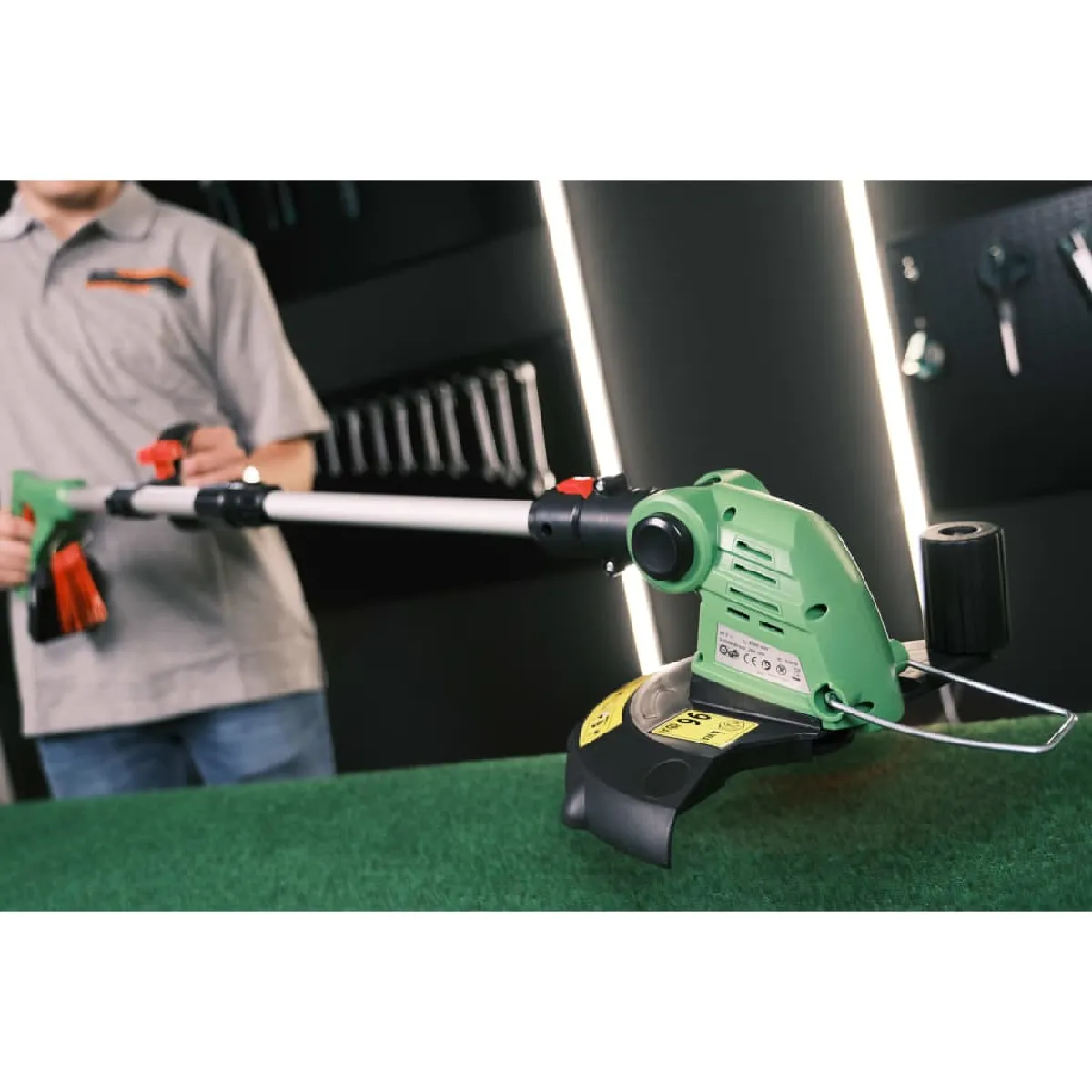 Brüder Mannesmann Coupe-herbe sans fil - 20W