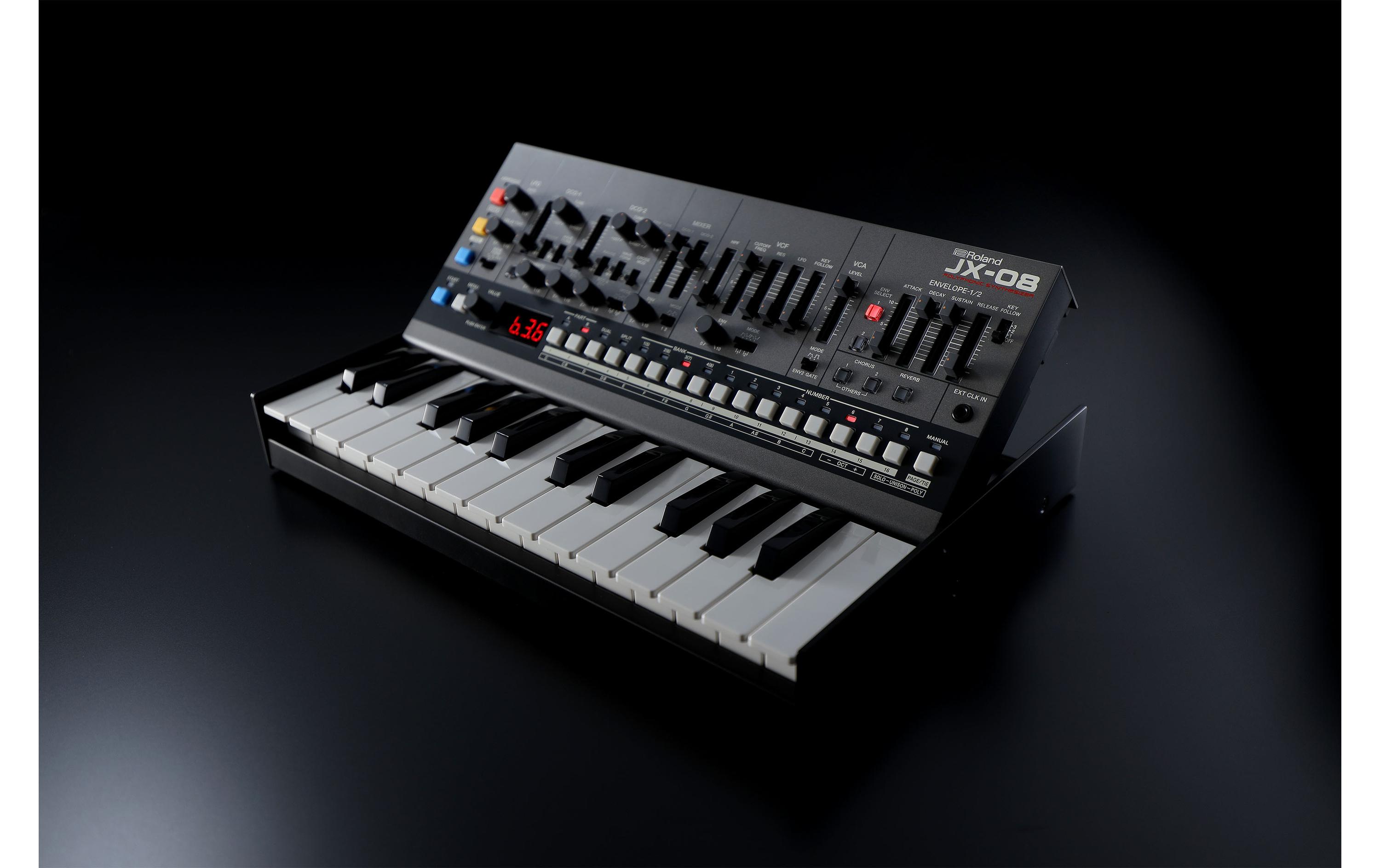 Synthesizer JX-08<br>Authentischer JX-8P Sound mit originalem Spiel- und Klangerzeugungsverhalten