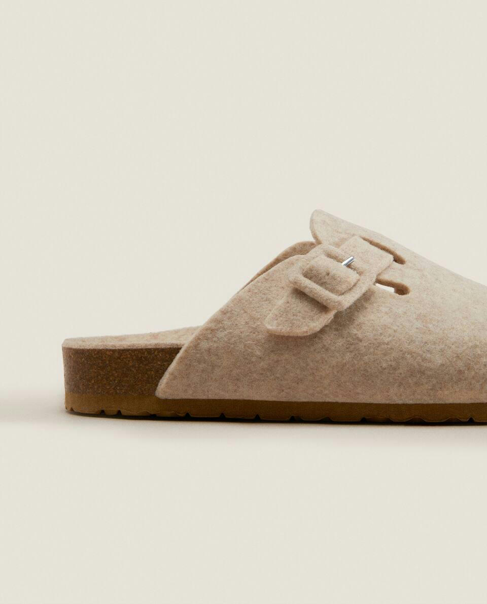 Chinelo Mule de feltro com fivela revestida