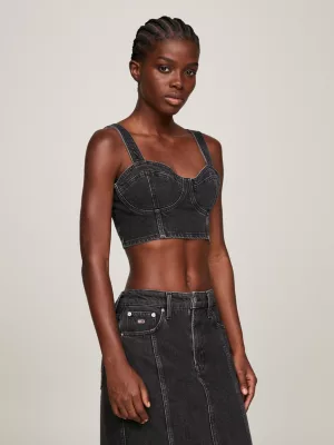 Top cropped estilo bustiê em jeans skinny