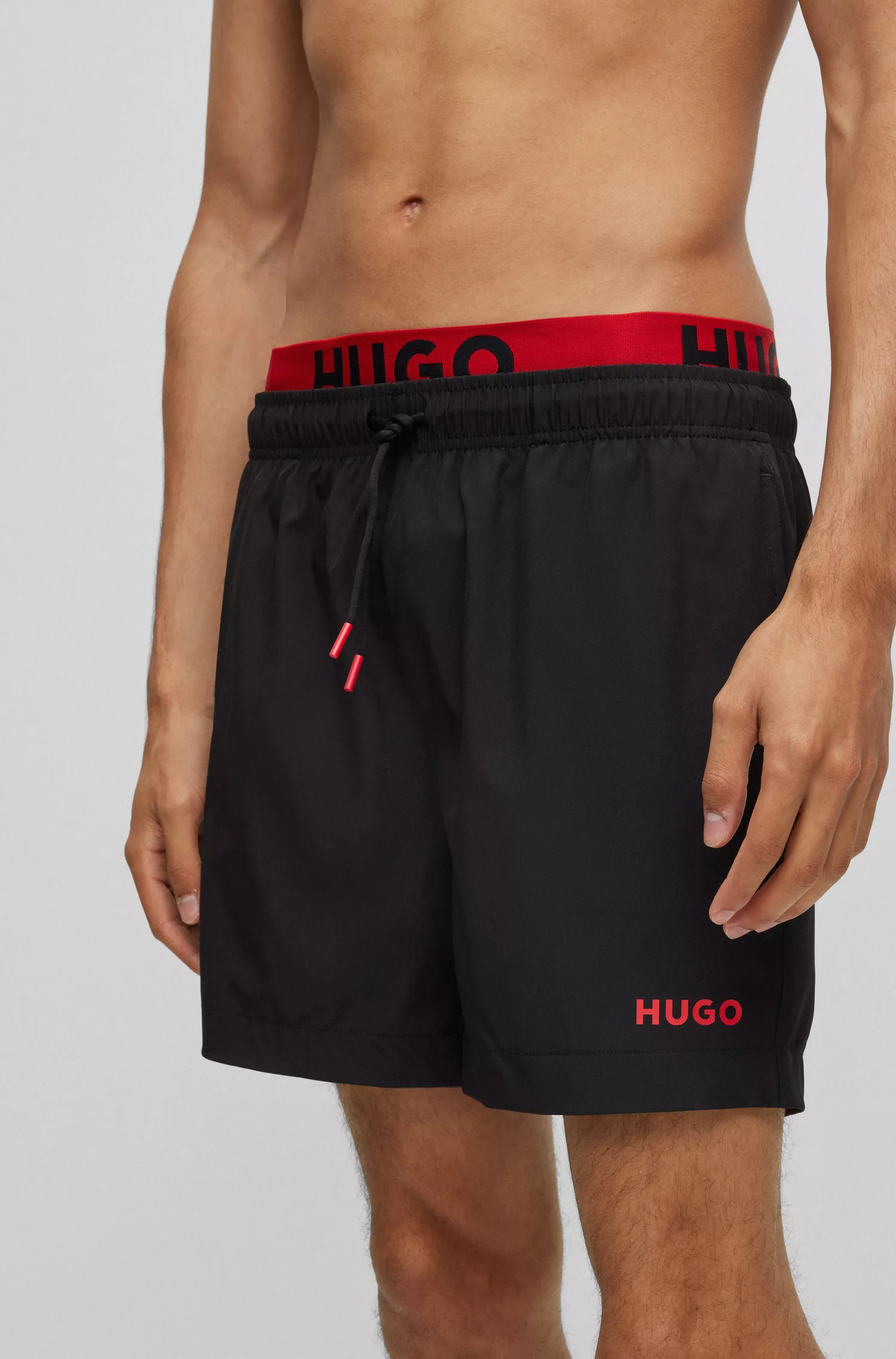 Calções de banho HUGO com estampa do logo vermelho e cós duplo.
