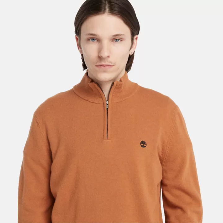 Suéter masculino Cohas Brook com zíper no pescoço, na cor marrom.