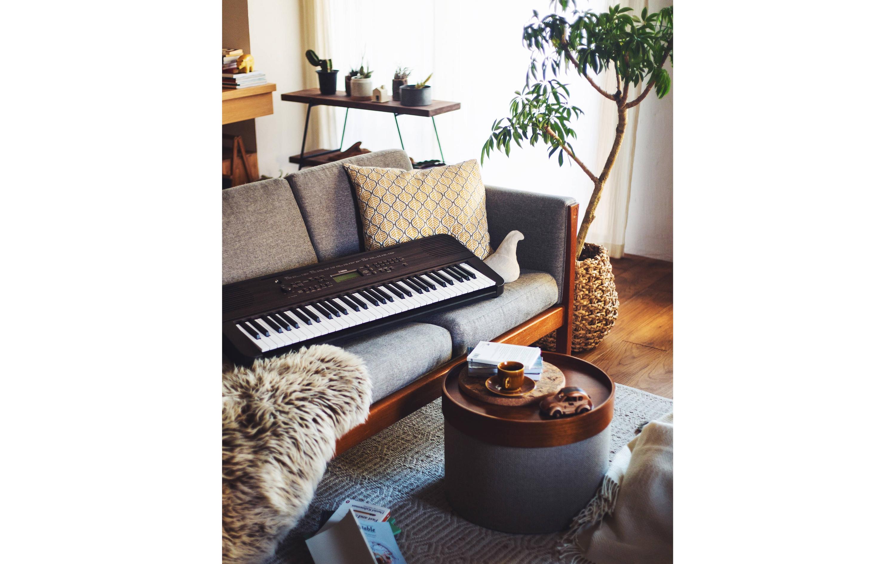 Keyboard PSR-E360DW Dark Walnut<br>Portables Einsteiger-Keyboard, dessen Design perfekt für Ihren Wohnbereich geeignet ist