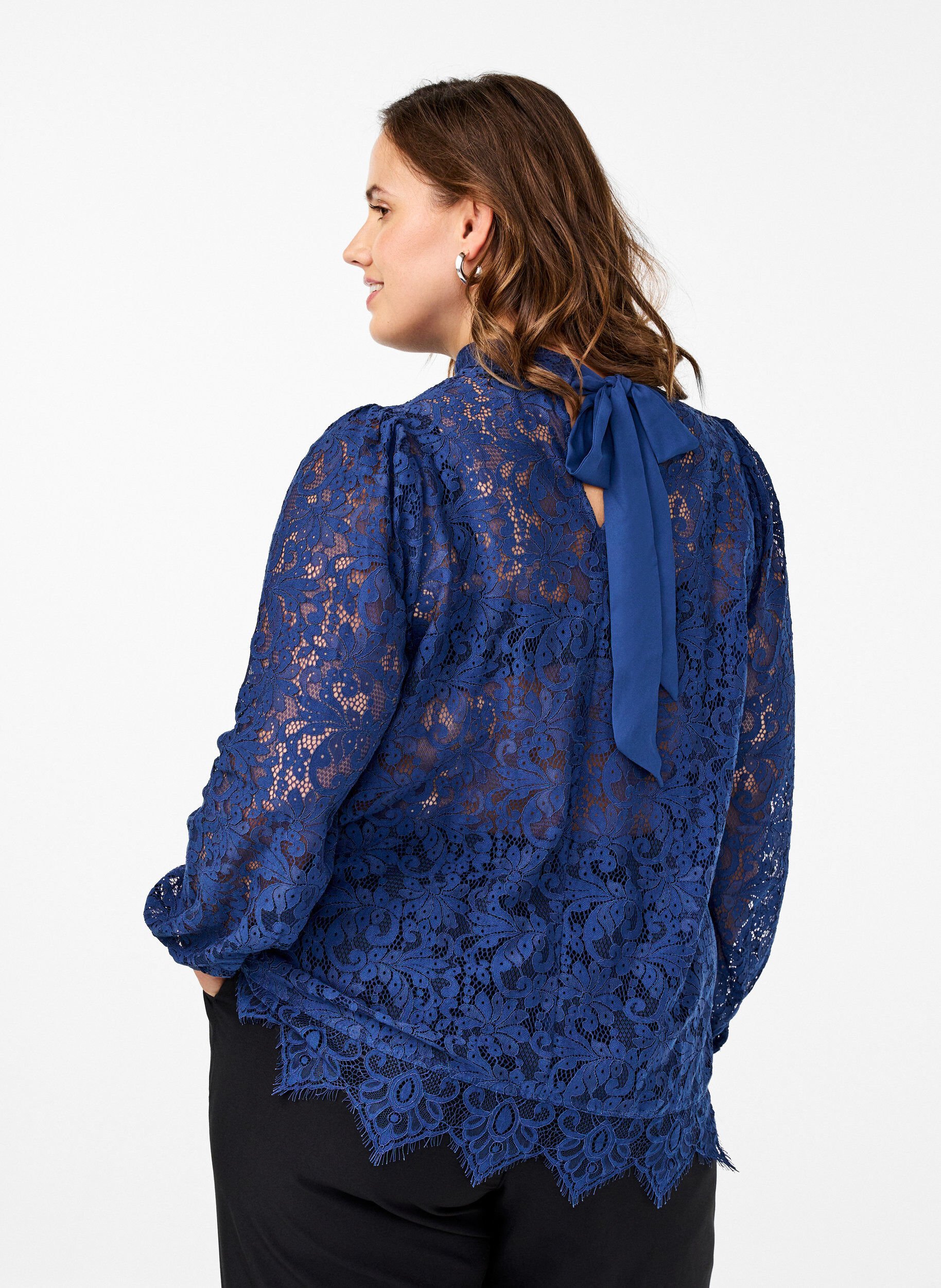 Blonde bluse med sløjfedetalje