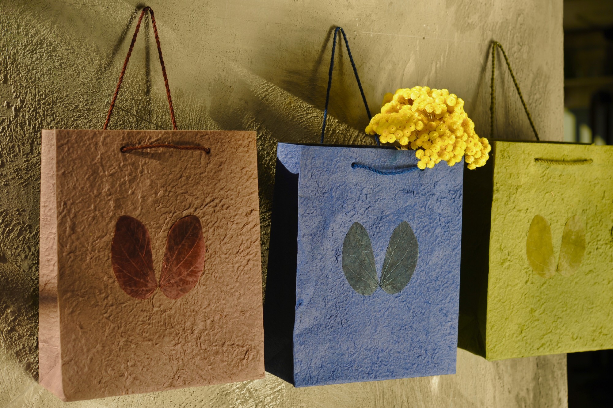 Papiertasche mit Blume, grün, H 30 cm, B 25 cm, L 10 cm günstig bestellen