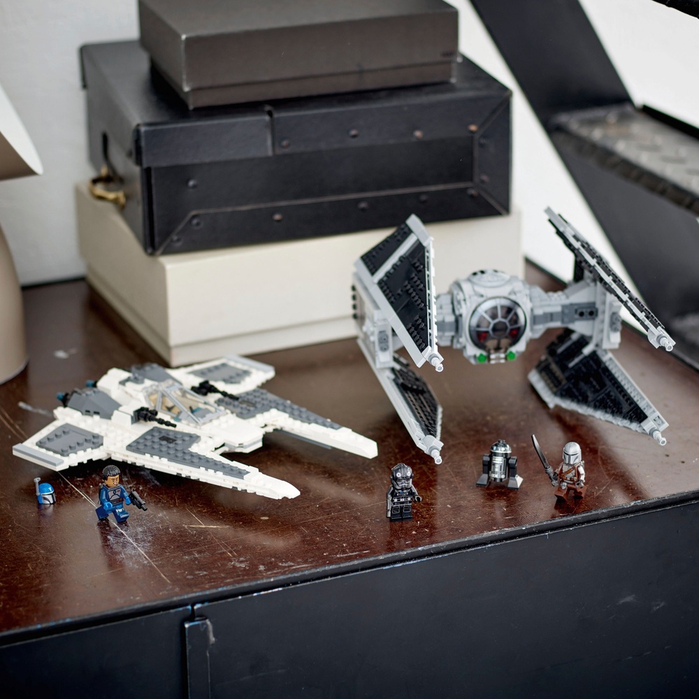 LEGO Star Wars 75348 Mandalorian Fang Fighter vs. TIE Interceptor Set