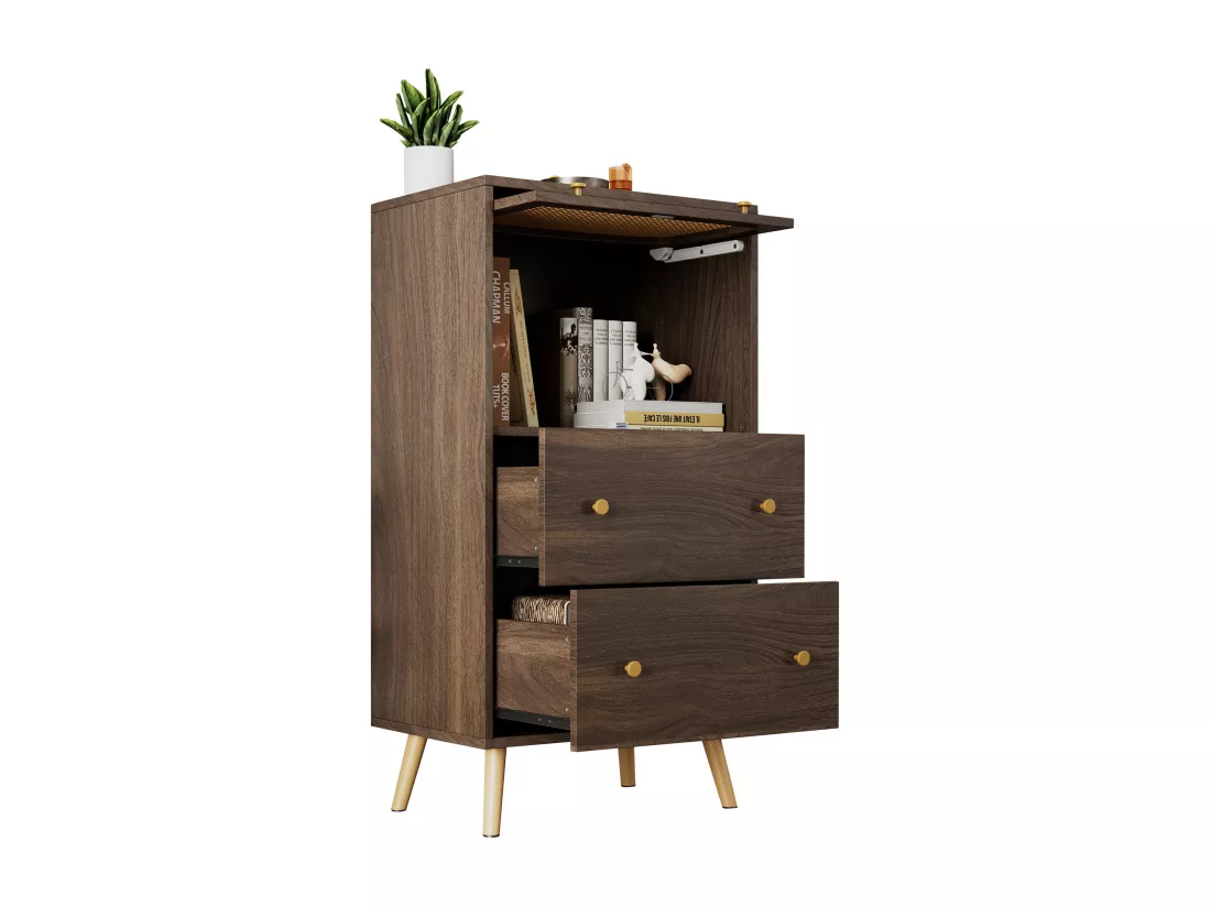Armoire compacte en noyer avec détails en rotin, deux tiroirs, porte coulissante et pieds dorés – 60 x 40 x 113 cm – Meuble de rangement élégant