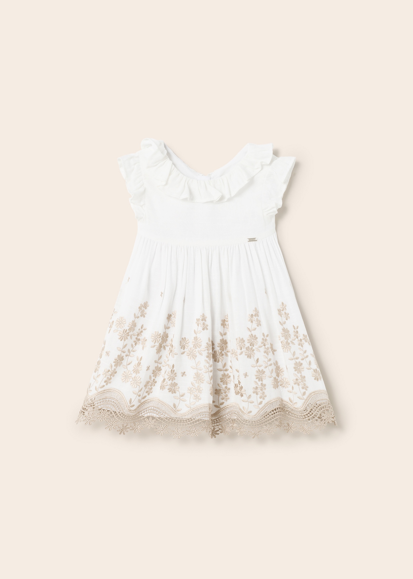 Vestido de bebê com bordado e linho.