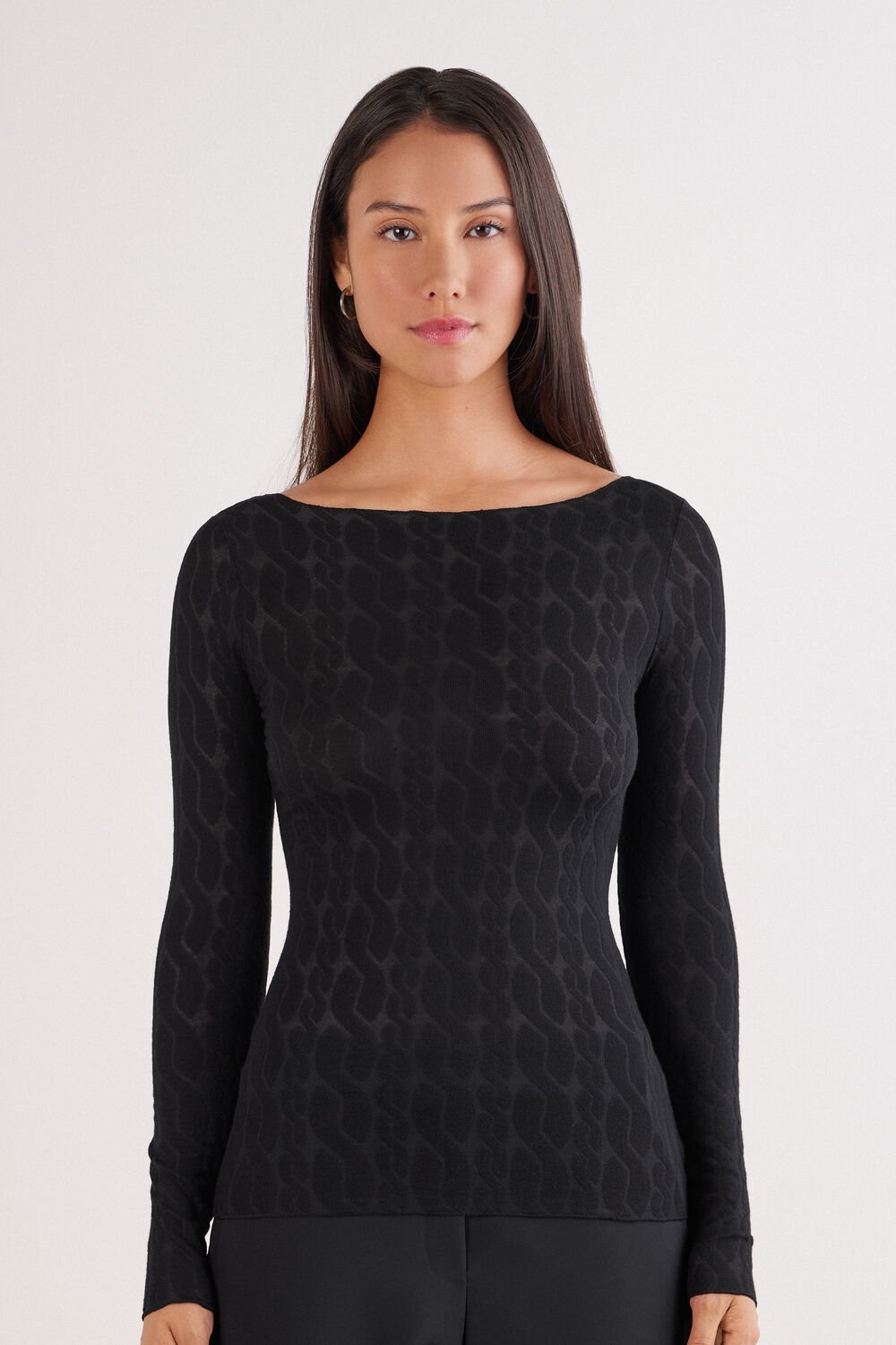 Blusa de malha trançada com decote canoa em tecido ultraleve com cashmere.