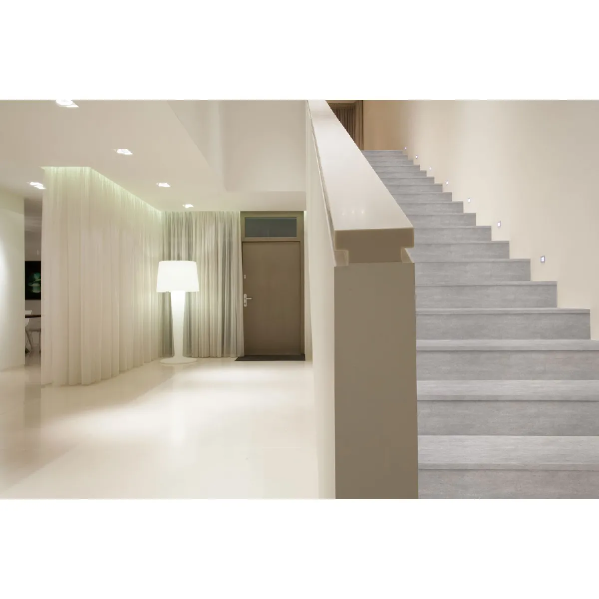 CPM Contremarche Adhésive Béton - Gris