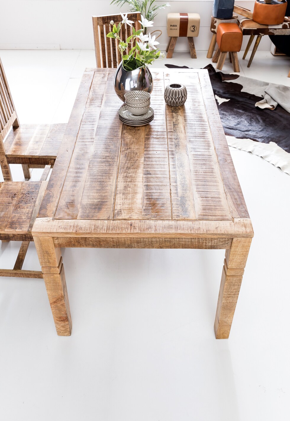 KADIMA DESIGN Rustikaler Mango-Holz Esstisch, 120 cm, Landhaus-Stil - Stilvoll mit Schnitzereien