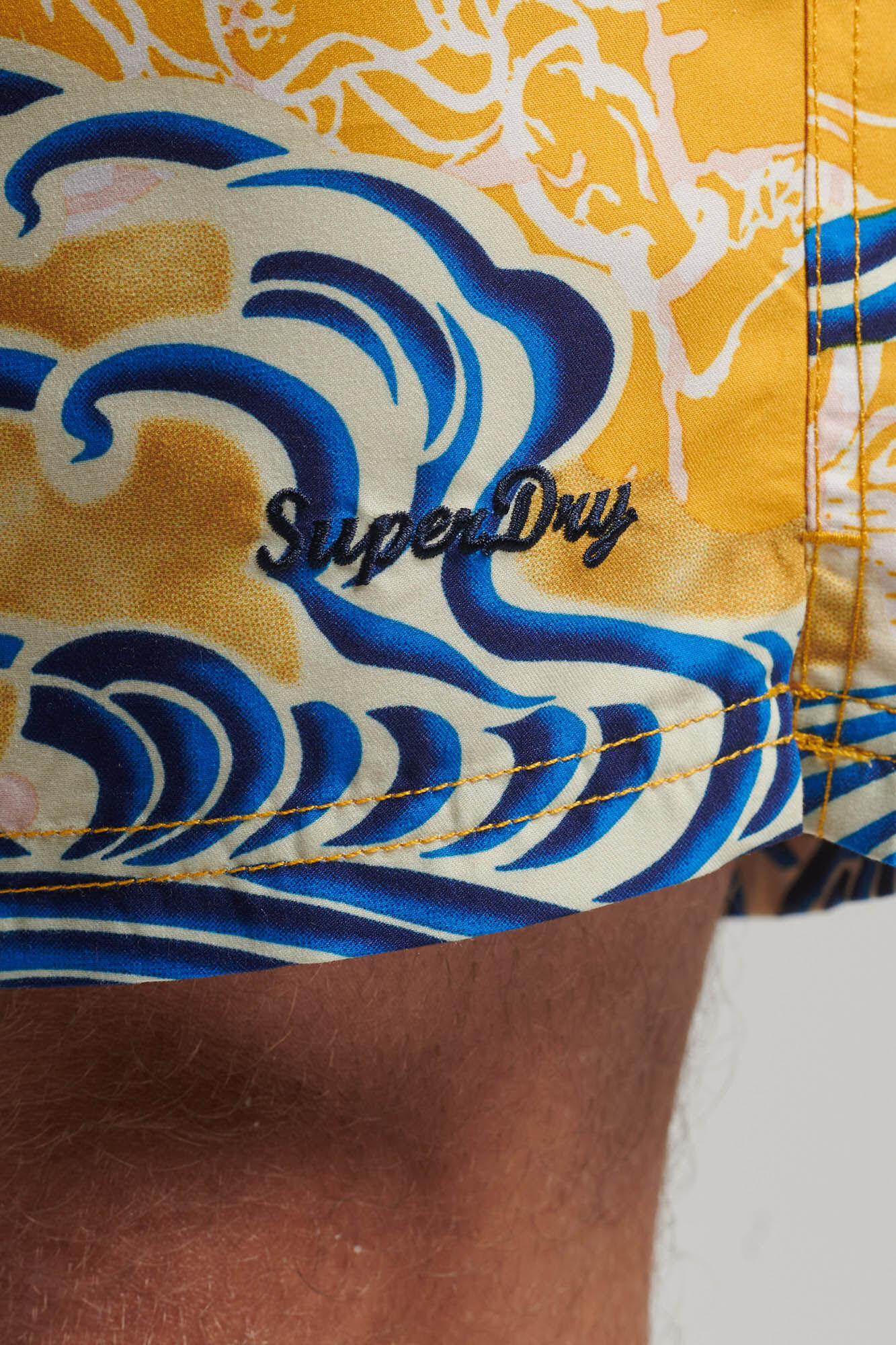 Maiô com logo vintage e estampa havaiana - Estampa amarela
