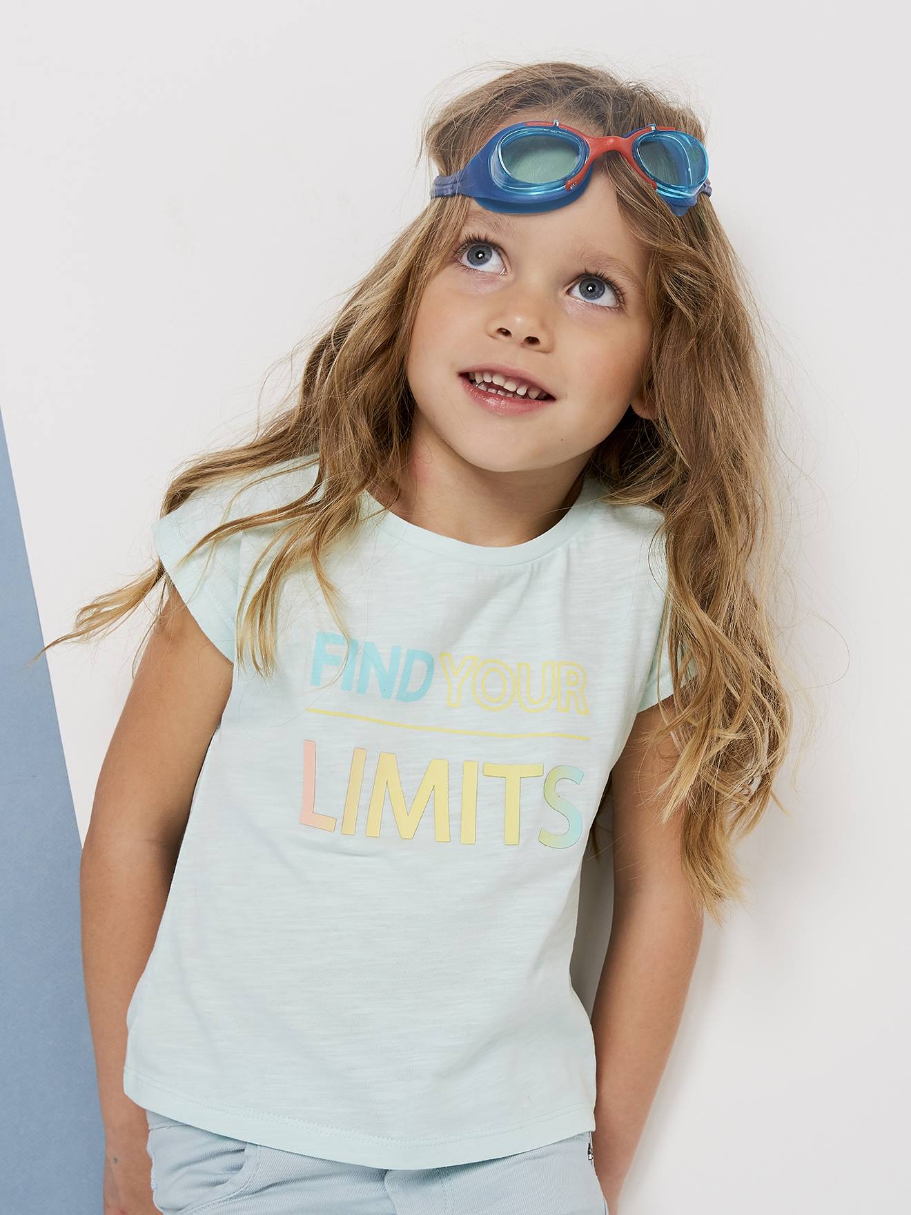 Camiseta feminina lisa verde-clara com mensagem e motivos de fantasia.