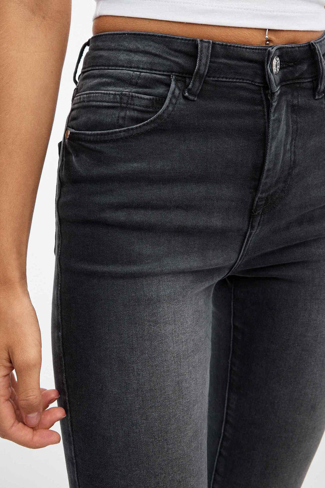 Calça jeans skinny básica de cintura média