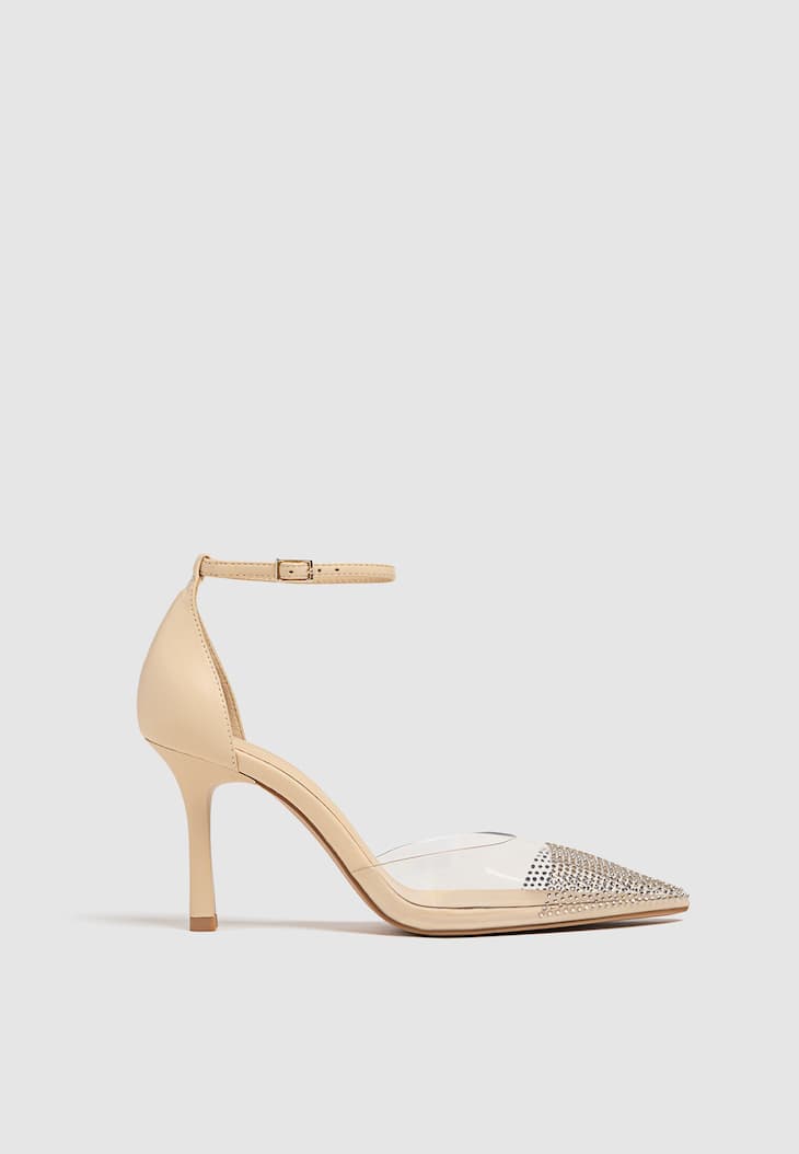 Sapatos de salto alto em vinil com aplicações