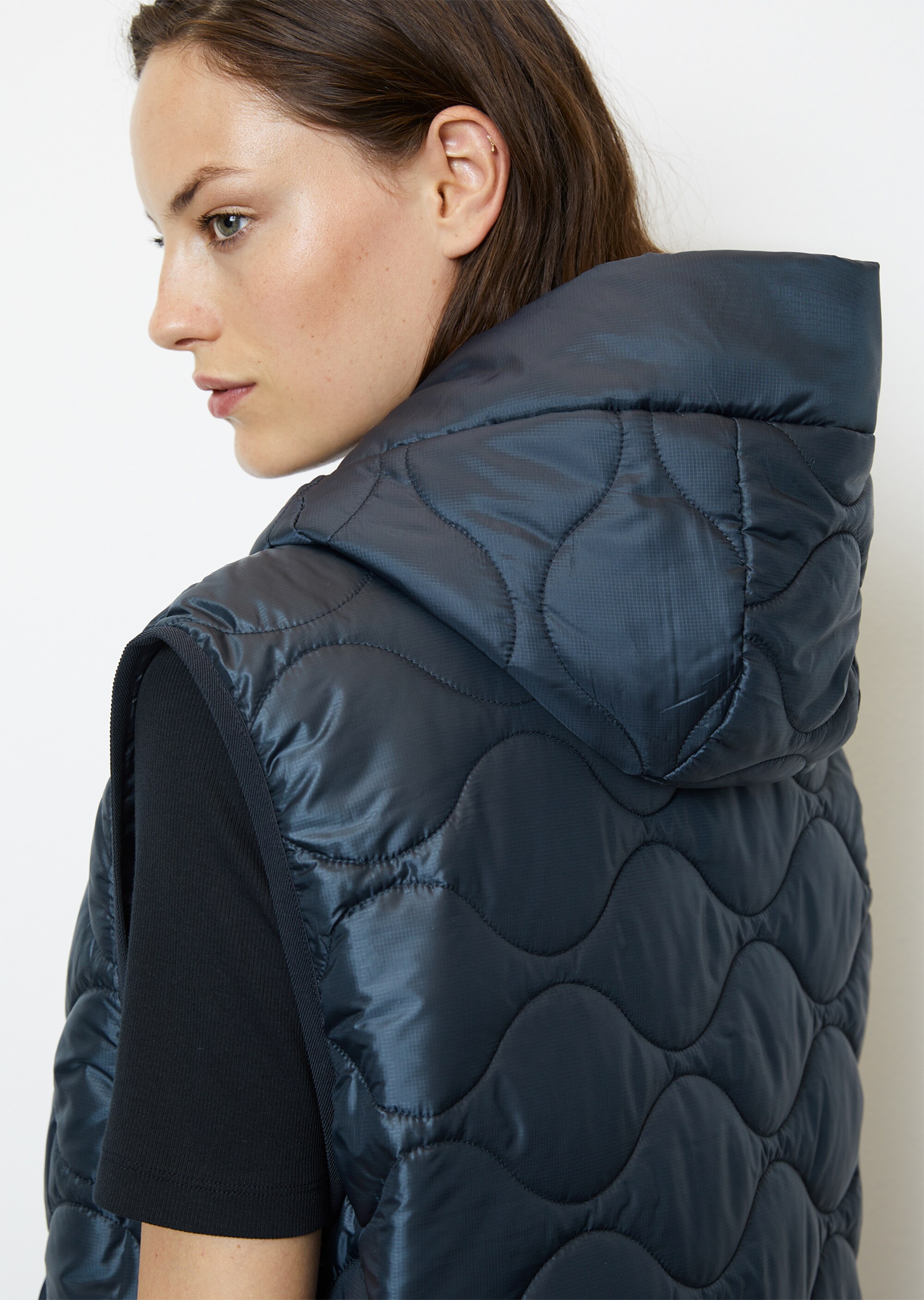 Steppweste im Cape-Stil relaxedaus recyceltem Polyester
