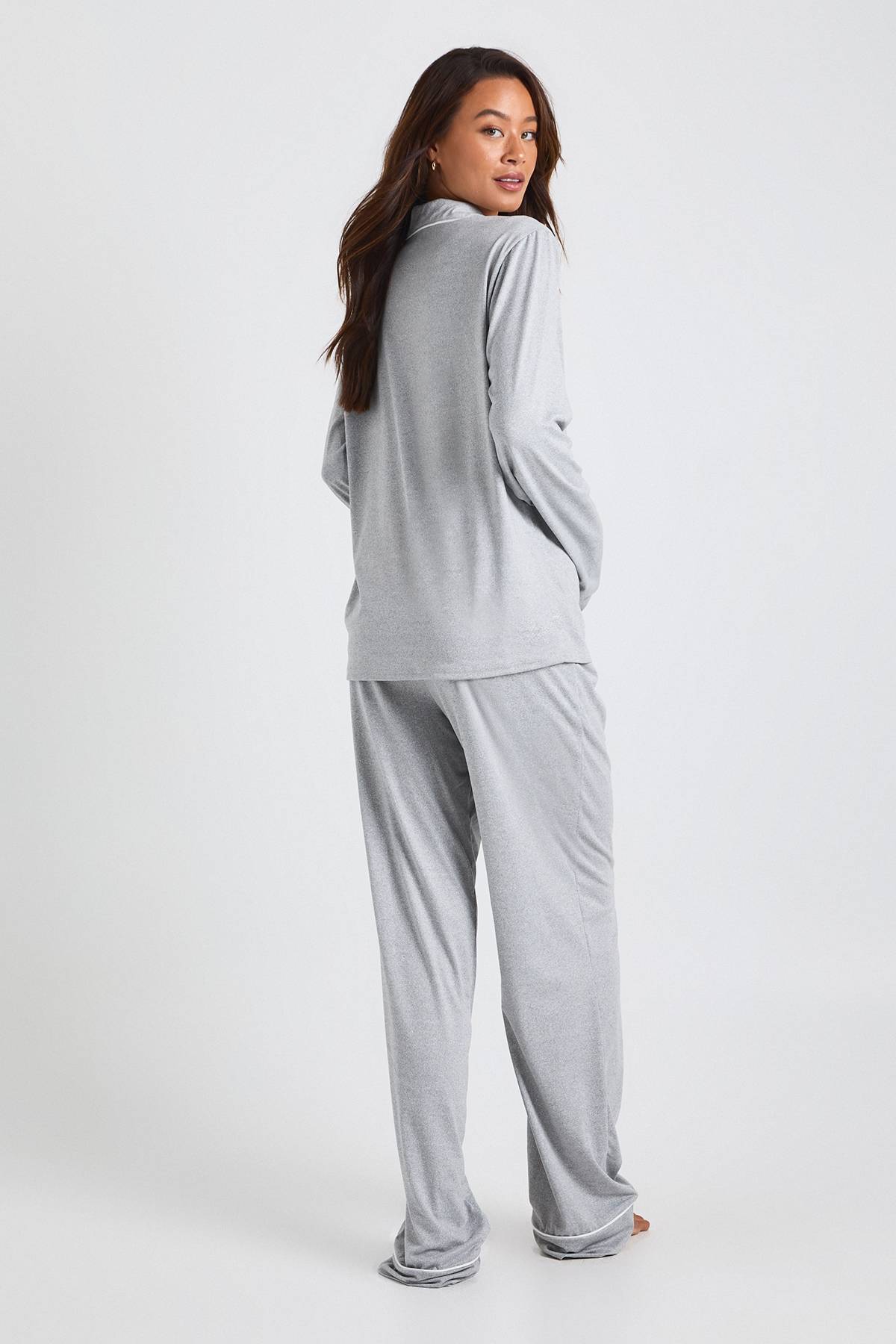 boohoo Ensemble Pyjama Grande Taille Chemise À Manches Longues Et Pantalon En Jersey Avec Passepoil