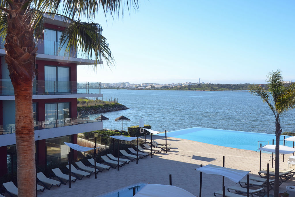 Aqua Hotel Riverside Logies en ontbijt - Aparthotel