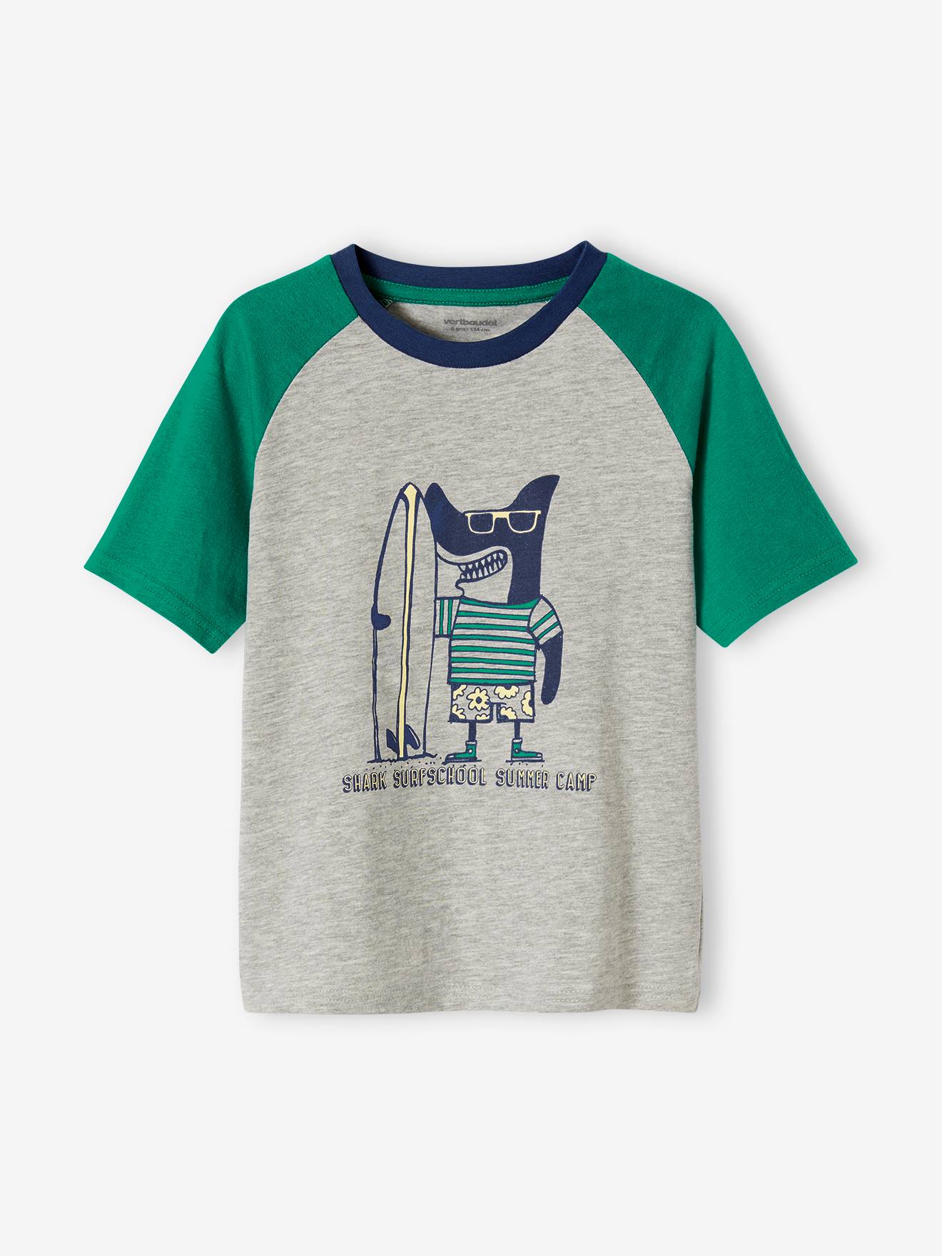 Conjunto de pijama infantil masculino verde pinho com estampa de tubarão surfista e shorts.