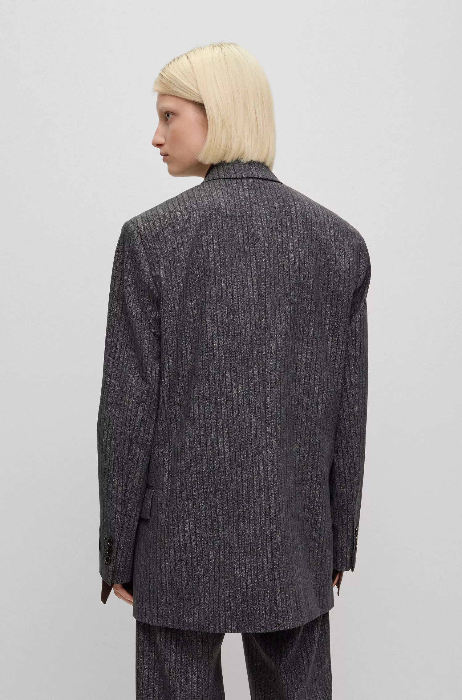 Blazer preto de risca de giz com abotoamento duplo da BOSS em malha elástica.