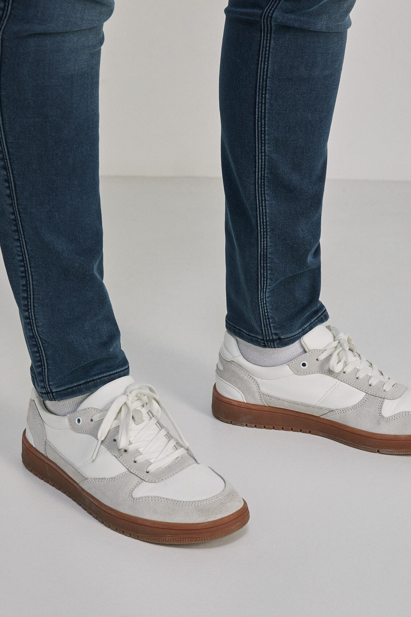 calça jeans azul-escura