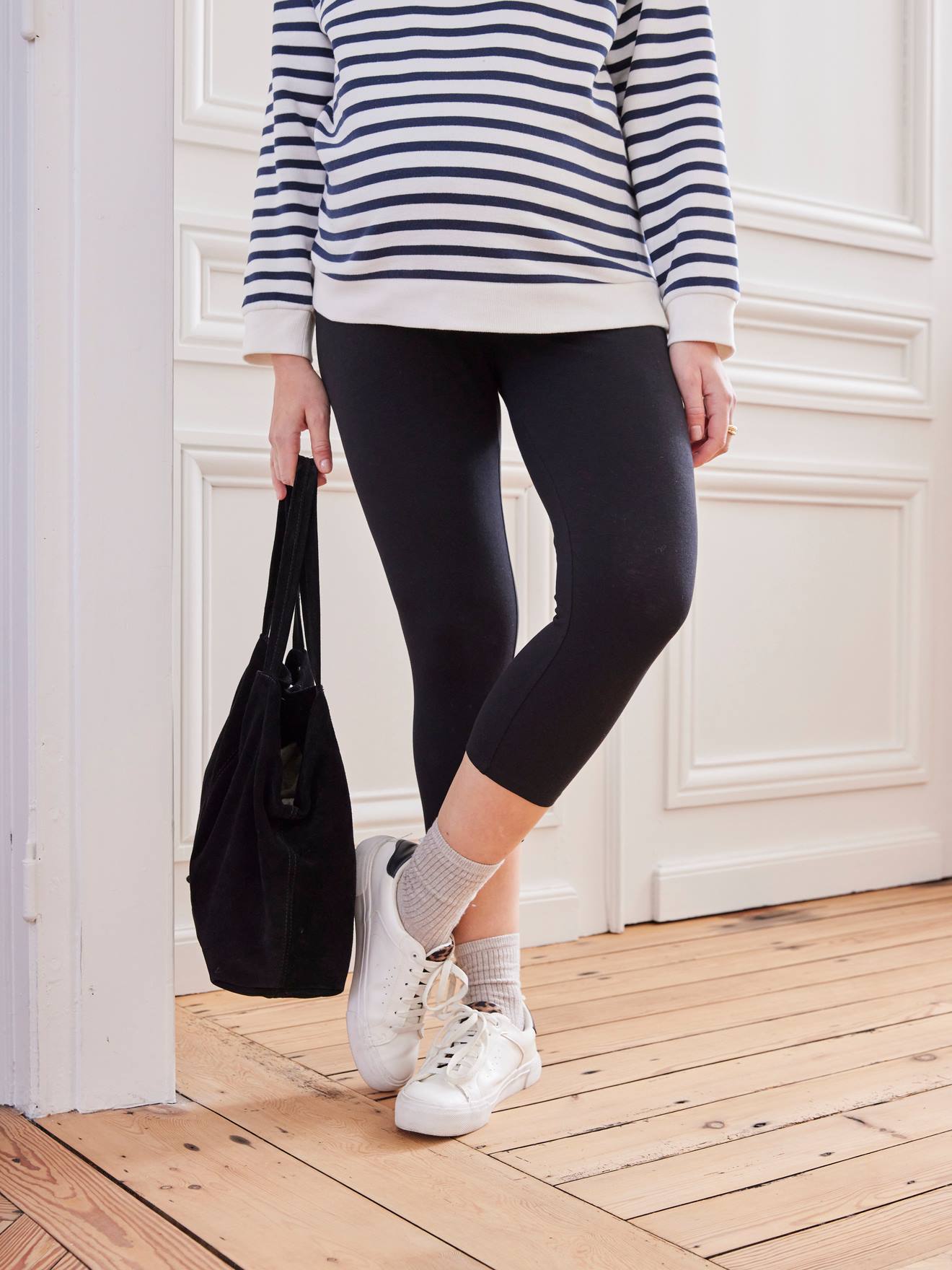 Calça legging preta de malha elástica para gestantes