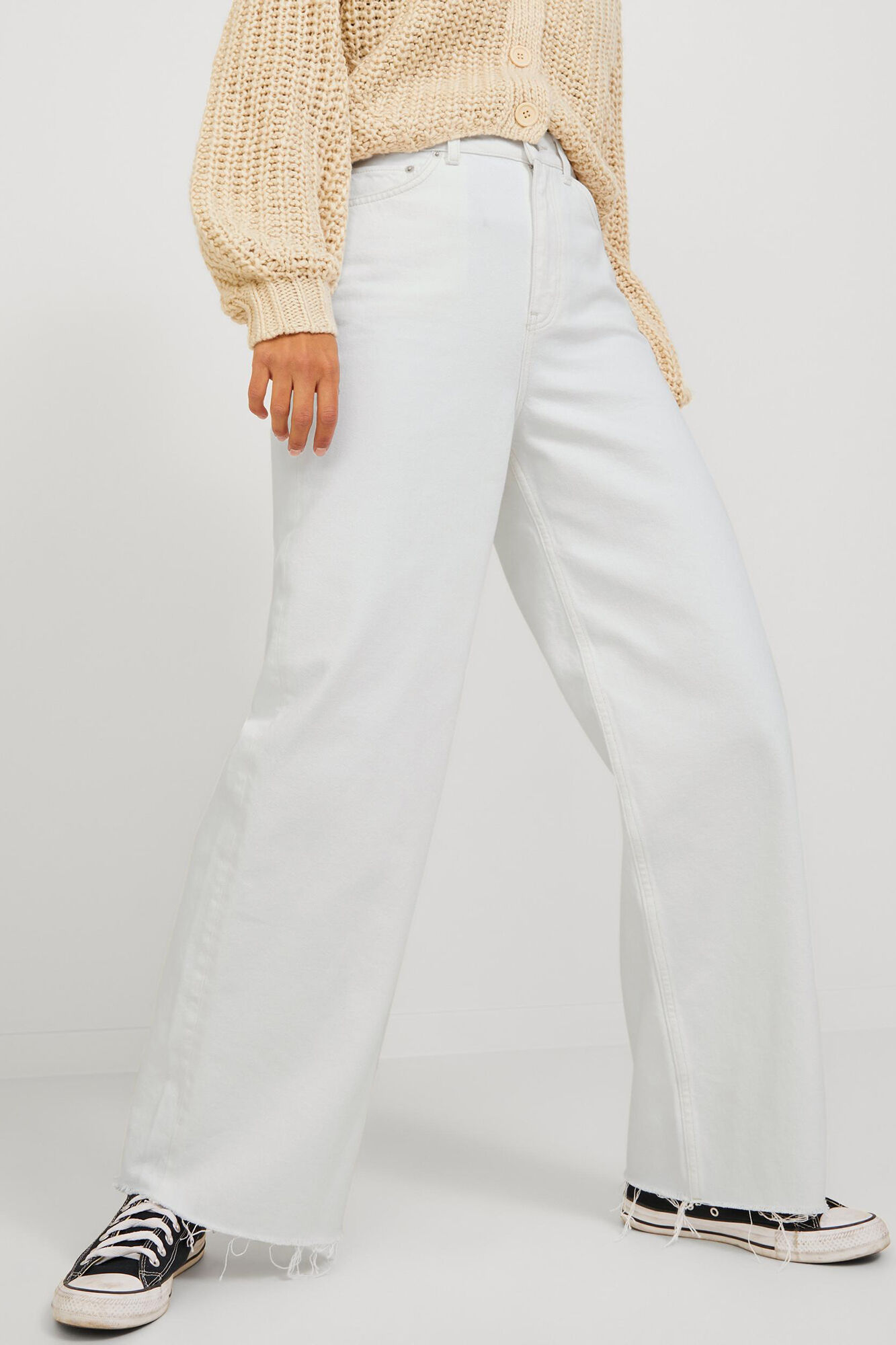 calça jeans branca de perna larga