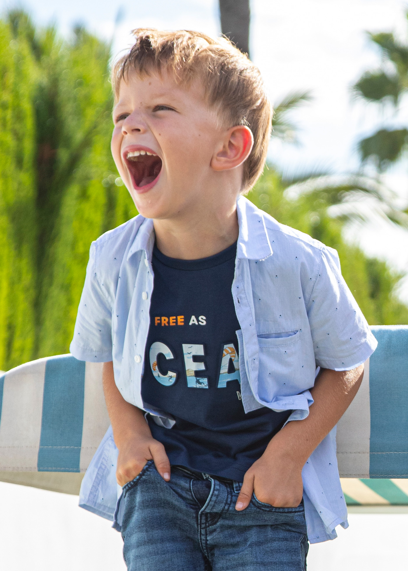 Camiseta infantil masculina em algodão sustentável com estampa.
