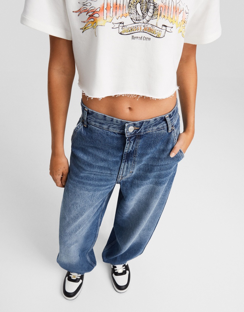 calça jeans estilo skater com efeito desbotado