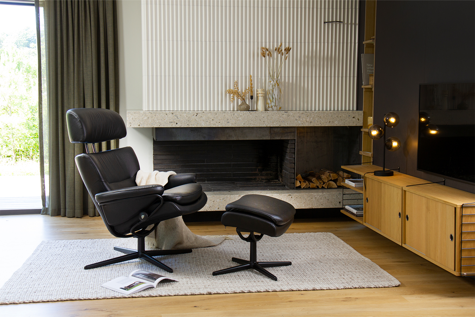 Rome lenestol m/krakk Medium stol med regulerbar nakkestøtte. I hud Paloma Black og Cross-understell i sort. Med krakk.