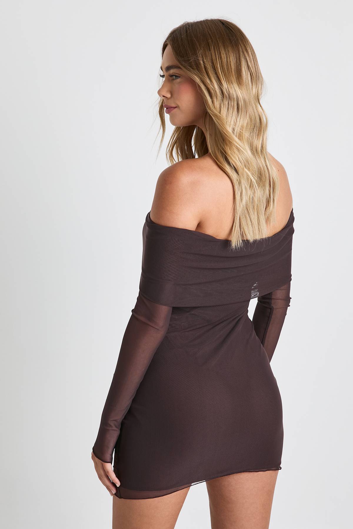 boohoo Robe mini Bardot en maille avec twist frontal