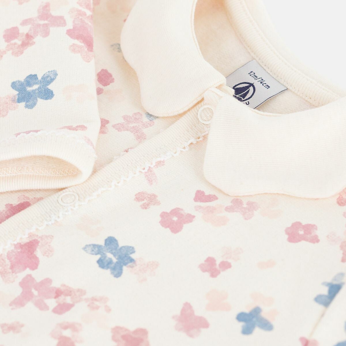 PETIT BATEAU<br>Pijama de bebê em fleece escovado com estampa e gola floral