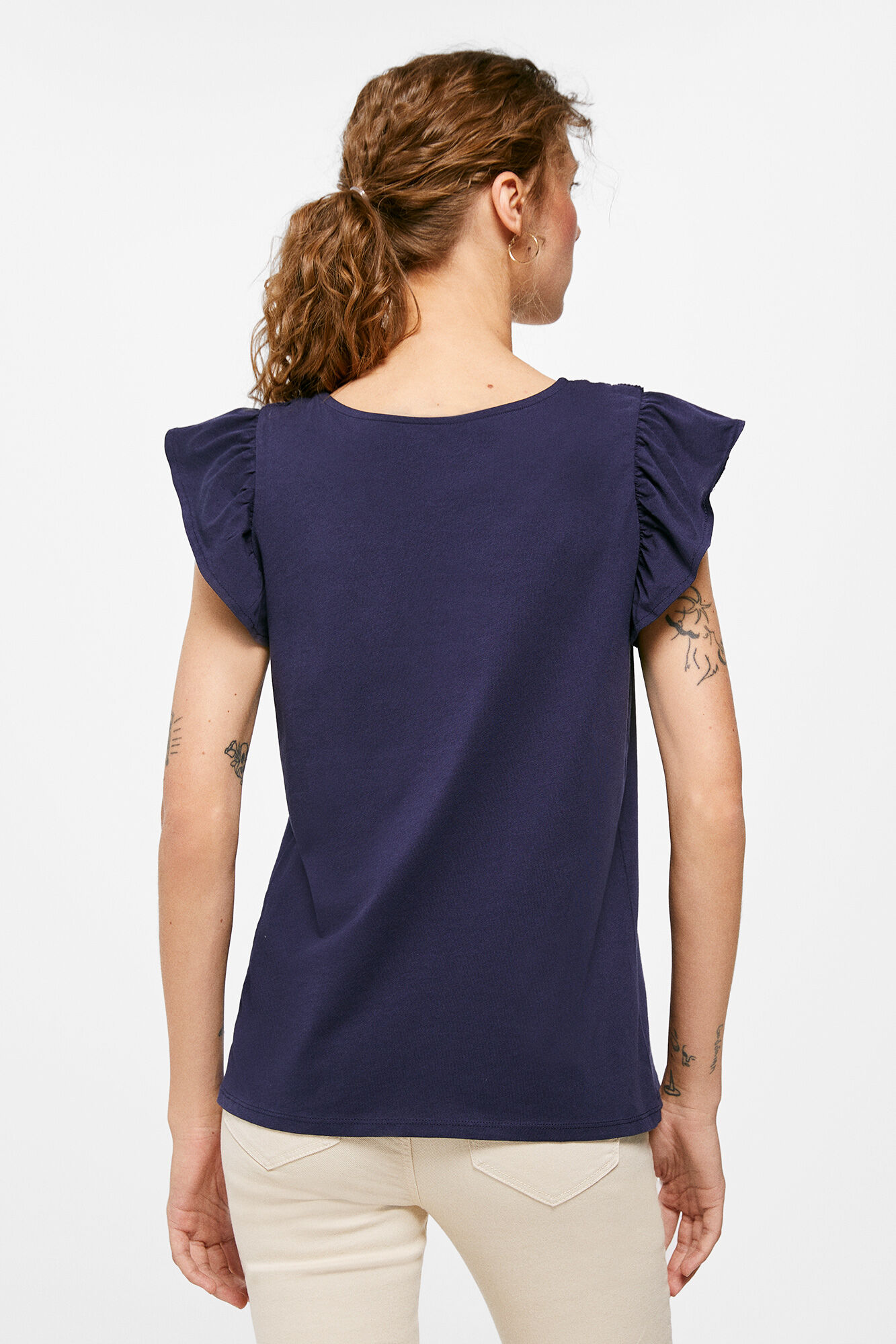 Camiseta de renda com ombros à mostra
