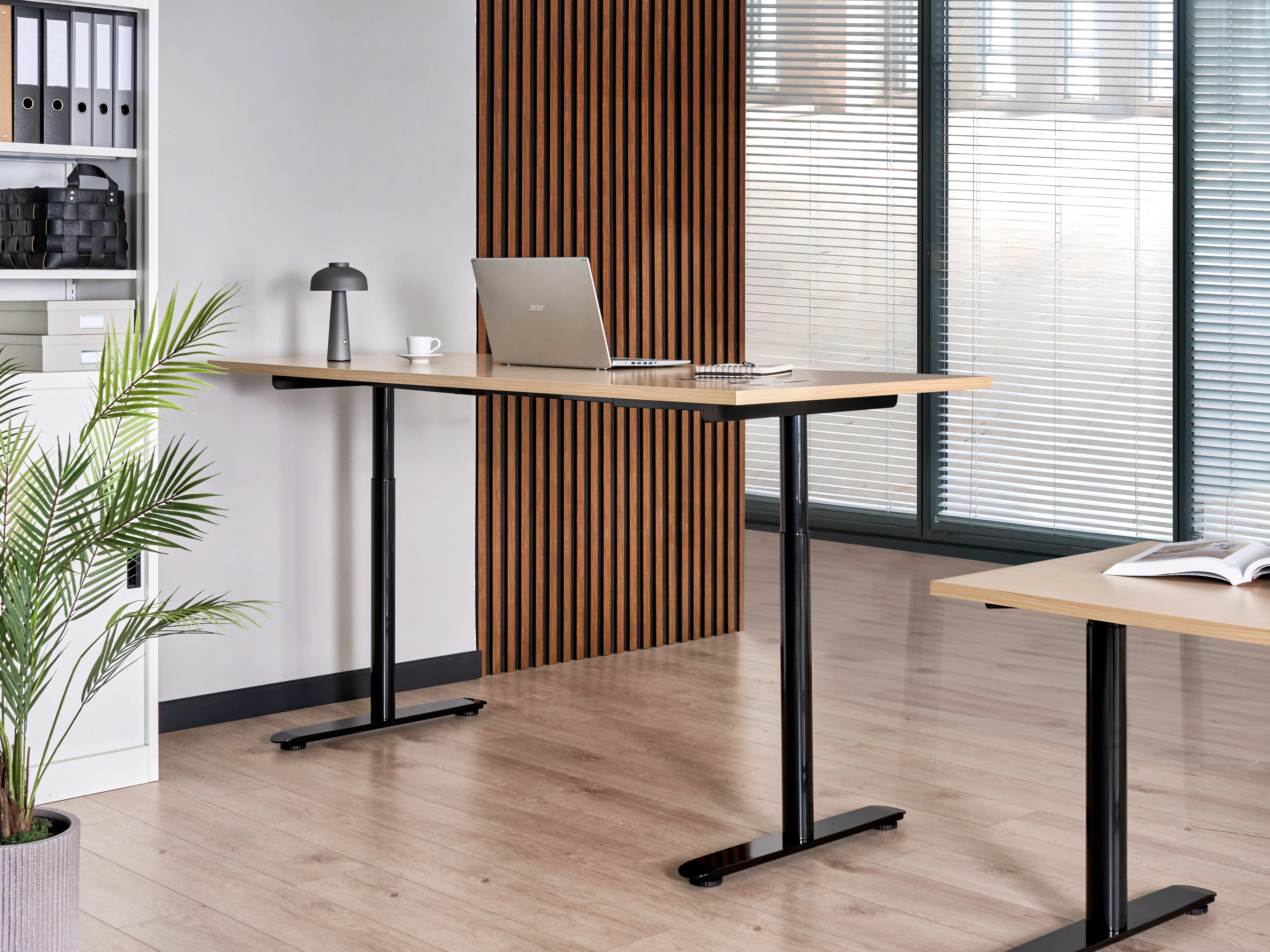 Elektrisch verstelbaar sta-bureau DESTINAS Zwart/lichtbruin 180 cm 72 cm
