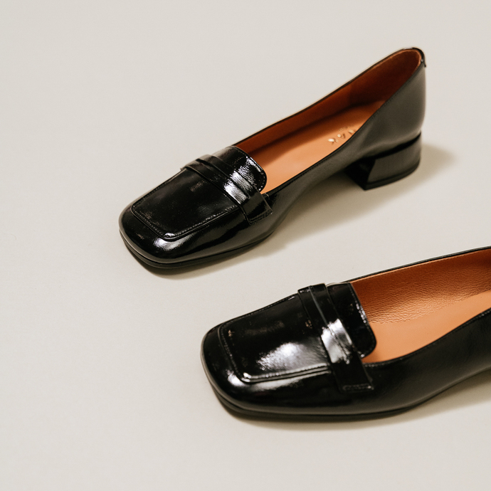 Mocassins à bouts carrés  en cuir vernis plissé noir