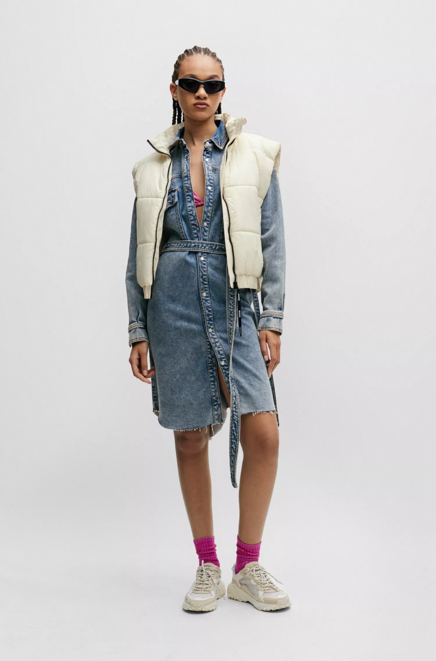 Vestido camisa HUGO vermelho, modelagem oversized, em jeans azul.
