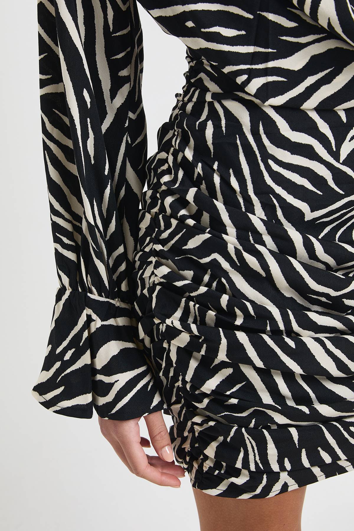 boohoo Robe Chemise à Col Bénitier en Mousseline Imprimé Zèbre