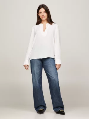 Blusa crepe com decote em V e modelagem solta.