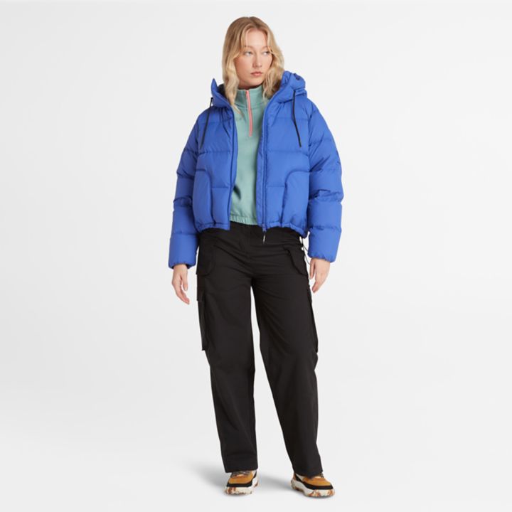 Jaqueta puffer feminina de plumas recicladas na cor azul.