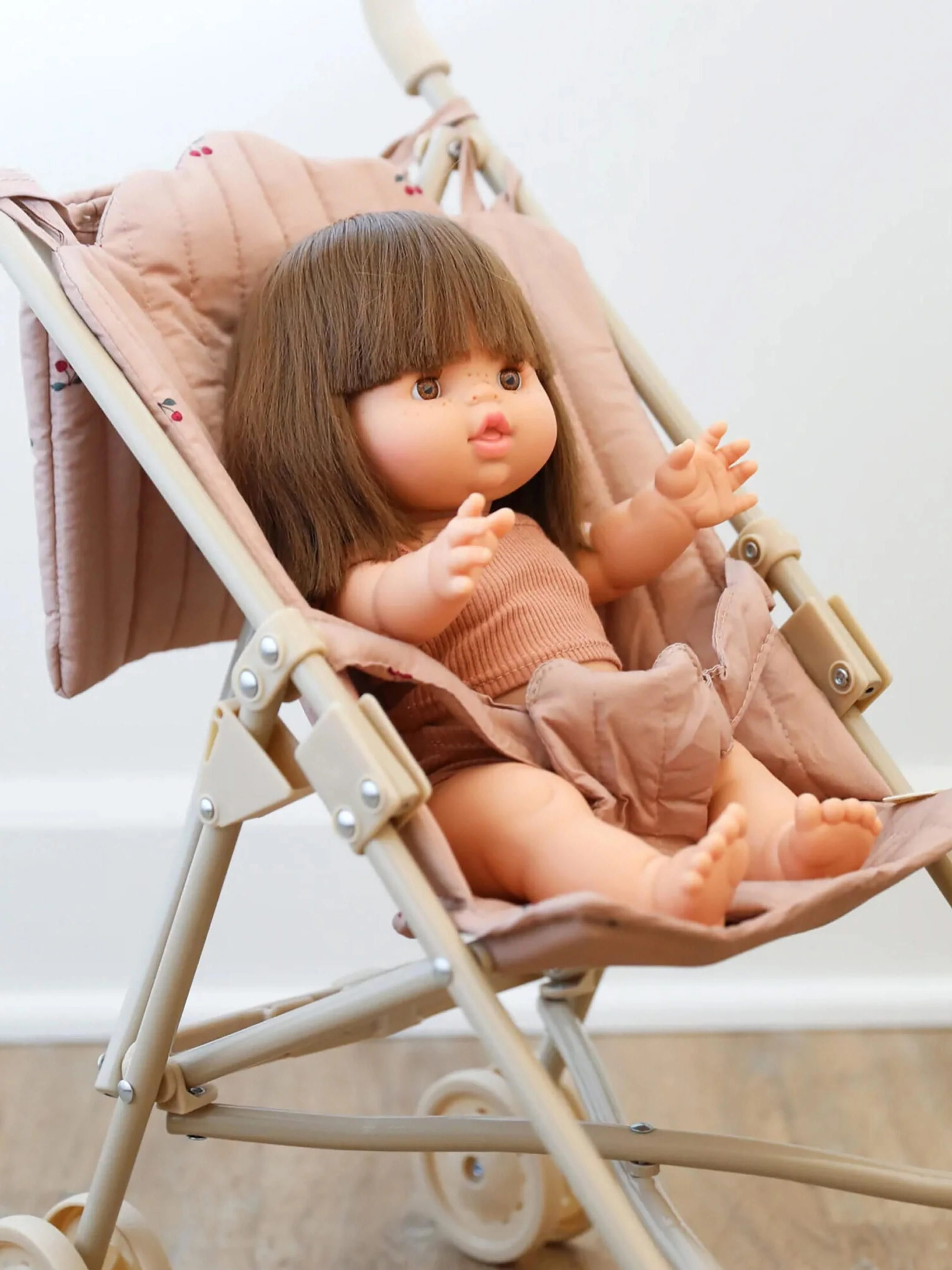 Poppenwagen Cherry Blush riem en draagtas