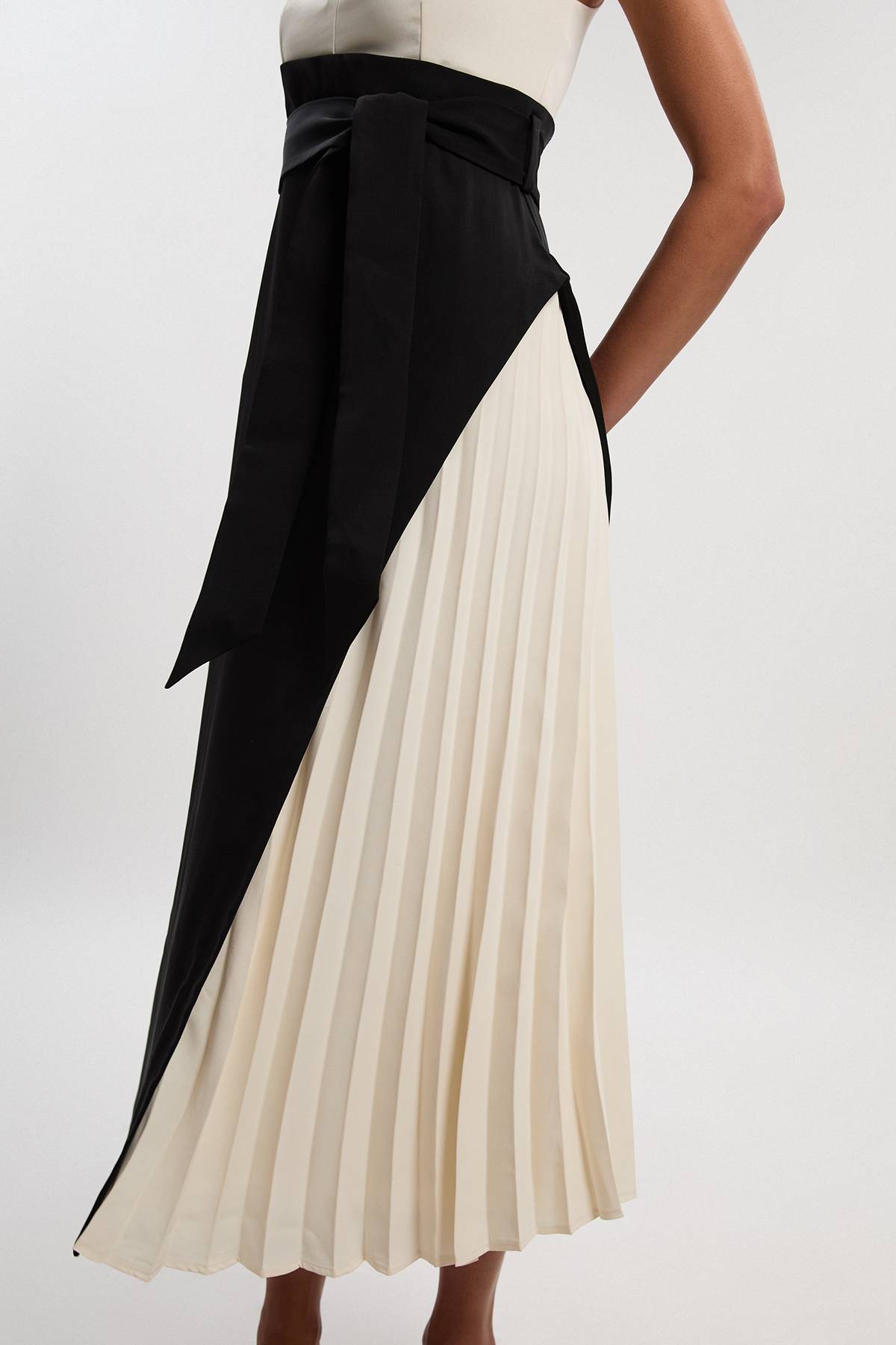 KarenMillen Robe Midi Plissée sur les Côtés à Blocs de Couleurs Taille Petite