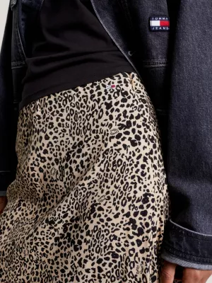 Saia reta evasê com estampa de leopardo