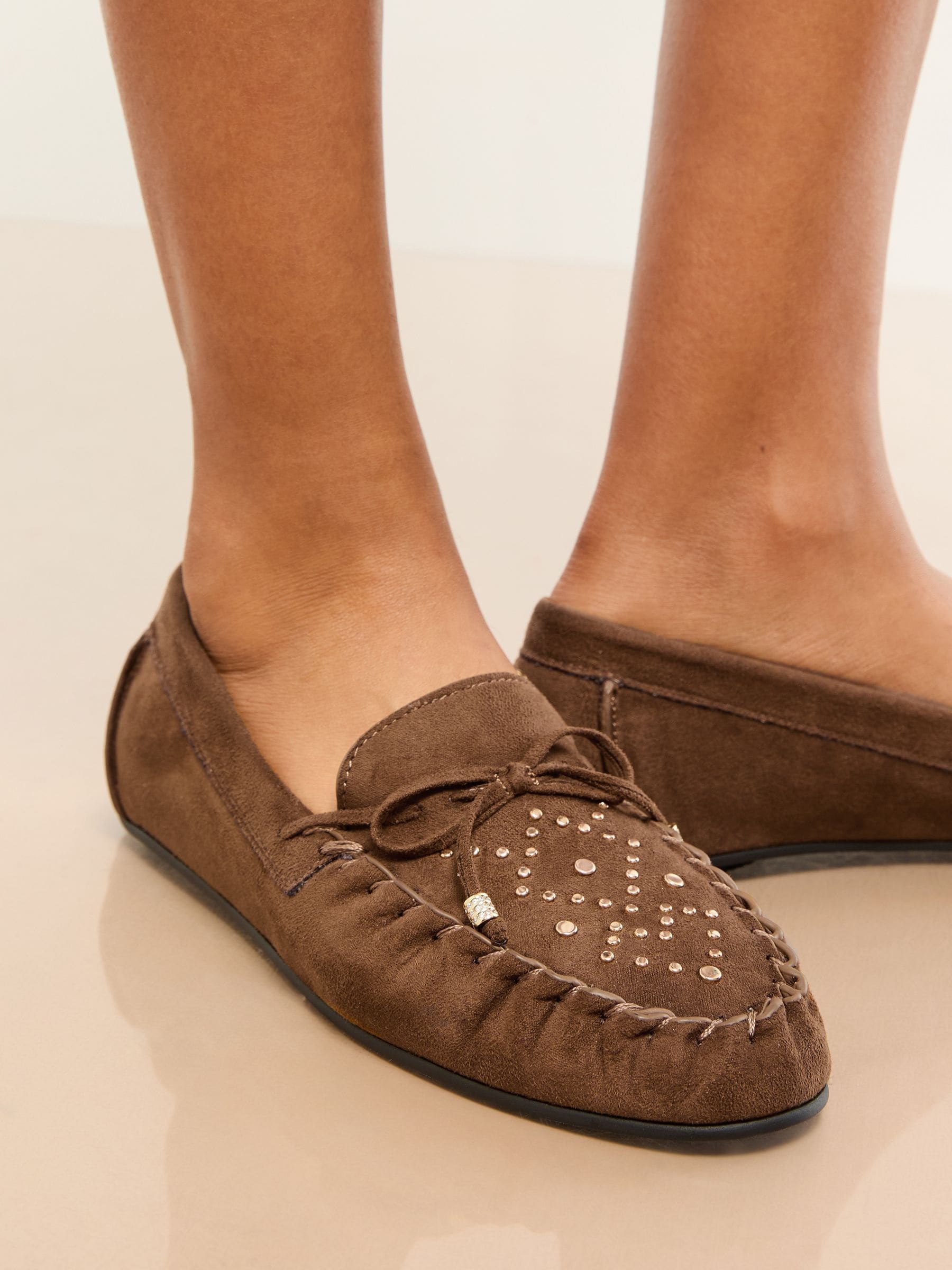 Chocoladebruin - Lipsy casual mocassin instappers van imitatieleer met studs